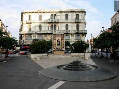 ...presente sull�edicola in pietra che domina dall�alto di una gradinata piazza Carabellese, fulcro del quartiere Madonnella di Bari